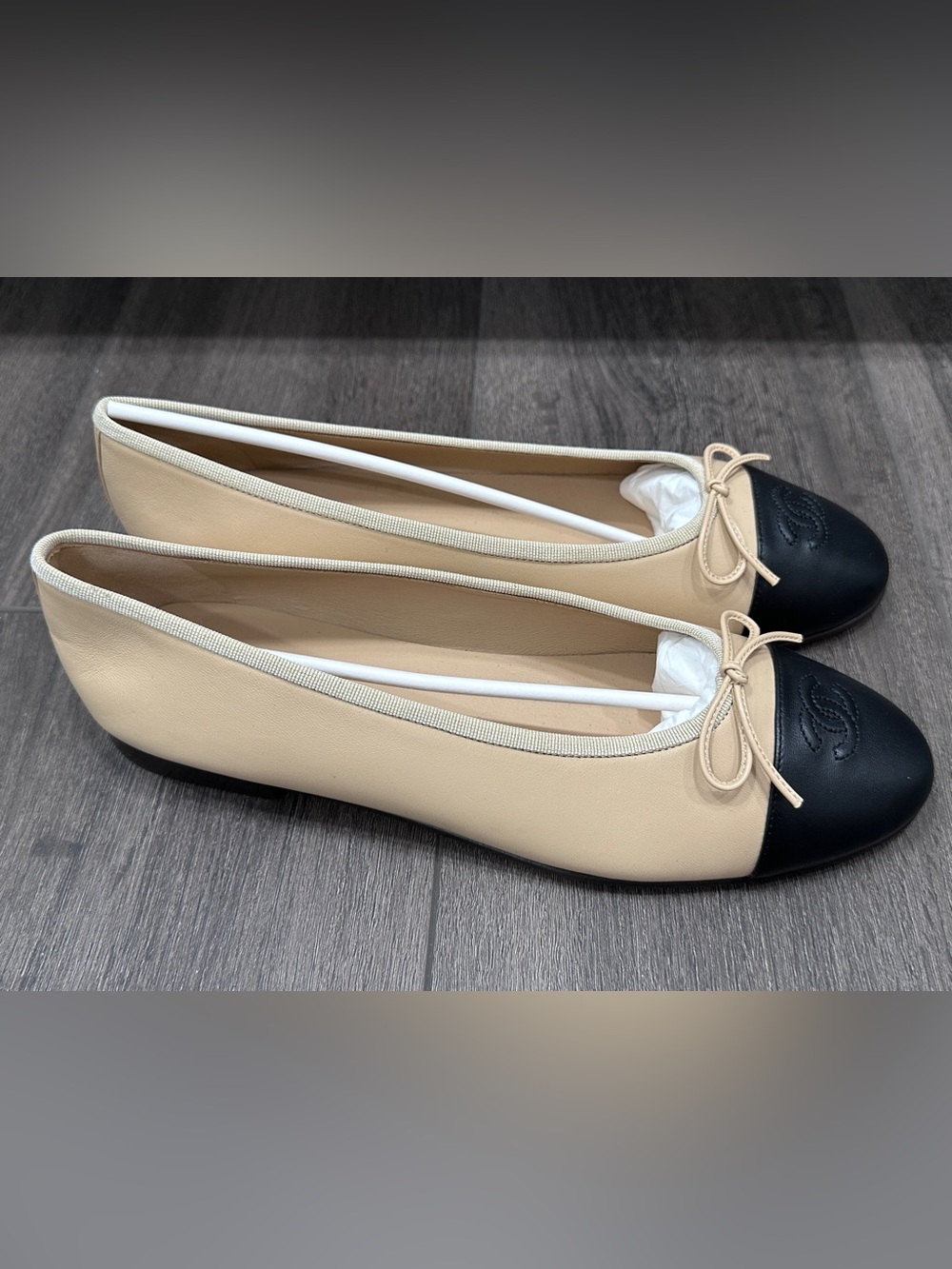CHANEL CC LOGO BEIGE & BLACK LEATHER BALLET BALLERINA FLATS SHOES Size 41C NEW
